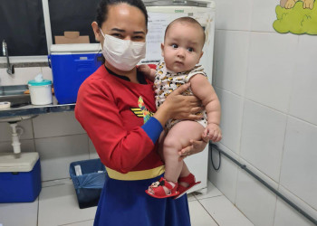 Técnica se transforma em Mulher Maravilha para encorajar crianças na vacinação em Teresina
