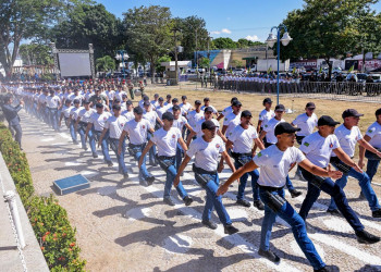 PMPI celebra 190 anos com mais de 400 promoções e homenagens; governador comemora avanços inéditos na corporação
