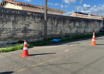 Corpo é encontrado em calçada na zona Sudeste de Teresina; polícia investiga