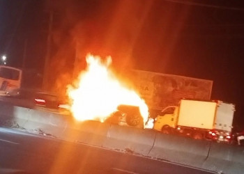 Carro pega fogo nas proximidades de viaduto em Teresina; motorista conseguiu escapar sem ferimentos graves