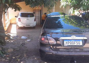 PM apreende armas, motos e veículos roubados em desmanche clandestino; companheira de um dos envolvidos foi presa
