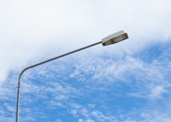Iluminação pública: saiba de quem é a responsabilidade e o que fazer em caso de problemas