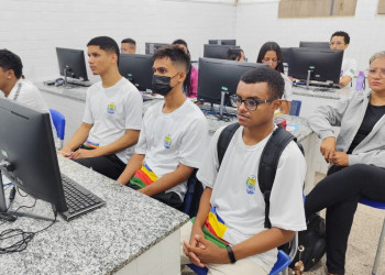 Mais de mil estudantes da rede estadual iniciam curso gratuito para tirar primeira habilitação