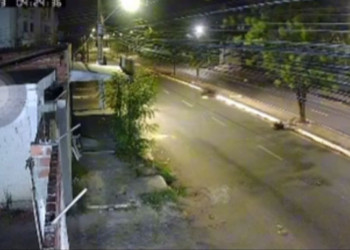 Vídeo mostra exato momento em que homem morreu após bater moto contra árvore em Teresina