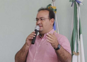 Prefeito de São José do Peixe é alvo de duas investigações por suspeita de desvios e contrato milionário sem licitação