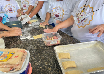 Internas da Penitenciária Feminina de Teresina aprendem a fabricar pães, docinhos e biscoitos