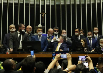 Quando a democracia sangra: deputados ameaçados de prisão nos EUA e no Brasil fazem motim para impor pautas bolsonaristas