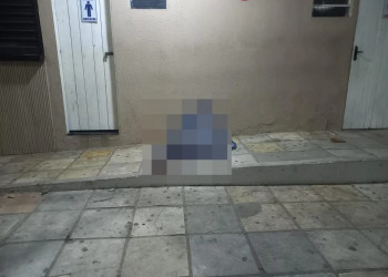 Mulher em situação de rua é encontrada morta em praça pública no interior do Piauí