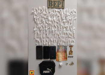 Dupla é abordada pela polícia, tenta se desfazer de objeto, mas é presa com drogas e celulares em Teresina