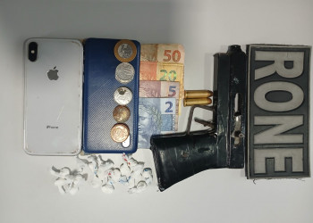 Homem é preso e adolescente apreendido por tráfico de drogas e porte ilegal de arma de fogo em Teresina