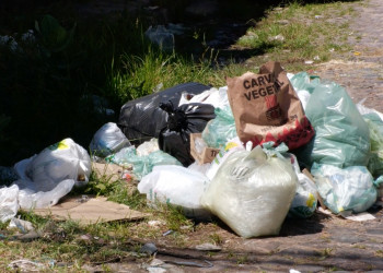 Mesmo sem paralisação dos trabalhadores o lixo se acumula nas ruas de Teresina. Seria uma sabotagem da Recicle/Aurora?