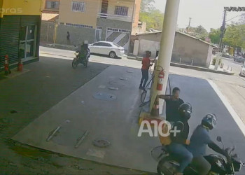 Assaltante rouba motociclista em posto de combustível na zona Sul de Teresina; VÍDEO
