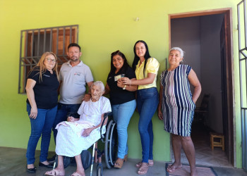 Dona Raimunda, de 104 anos, recebe nova identidade por meio de visita domiciliar em Piripiri