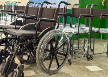Prefeitura de Parnaíba entrega 48 cadeiras de rodas e de banho a pacientes da rede municipal