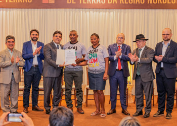 Rafael Fonteles entrega 131 novos títulos de terra e celebra marca de 100 mil concessões
