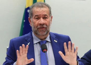 Após depor na CPI do INSS, Carlos Lupi faz visita relâmpago a Teresina
