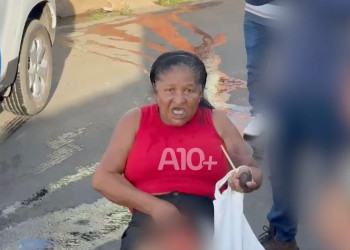 Revoltada com prisões durante operação, mulher pede privacidade, mas exibe calcinha à TV Antena 10 em Teresina