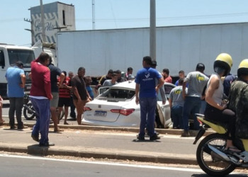Homem perde controle da direção e morre após bater carro contra poste na BR-316, em Teresina; VÍDEO!