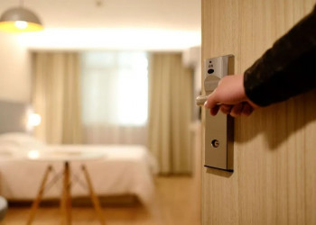 Hotéis terão que cumprir 24 horas de diária sem cobrança extra, define Ministério do Turismo; entenda