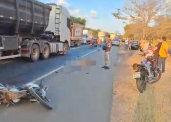 Acidente envolvendo moto e bicicleta mata uma pessoa e deixa outra ferida na BR-343, entre Teresina e Altos