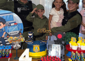 Menino fã da PM ganha surpresa em festa de aniversário com presença de policiais em Teresina