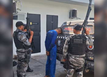 Suspeito de tentar matar homem a facadas em praça é preso pela polícia na casa da mãe em Teresina