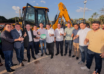 Prefeitos recebem máquinas retroescavadeiras e destacam múltiplos benefícios para prestação de serviços públicos