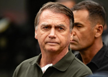 Com indecisão de Tarcísio, Bolsonaro estuda lançar Michelle como candidata à Presidência em 2026