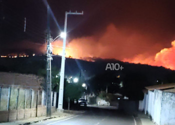 Incêndio de grandes proporções atinge área de vegetação e assusta moradores em Batalha, no Norte do Piauí