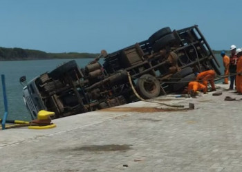 Caminhão tomba e fica ‘pendurado’ no Porto de Luís Correia, no litoral do Piauí; ninguém ficou ferido
