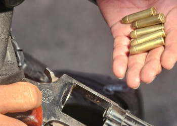 Homem tenta esconder arma no vestido da esposa e é preso em flagrante na zona Sudeste de Teresina