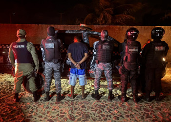 Polícia prende homem com arma de fogo e drogas durante operação no litoral do Piauí