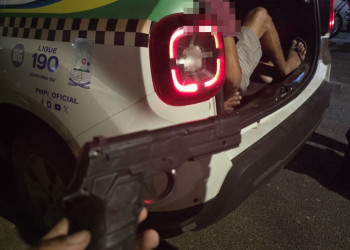 Homem embriagado tenta fugir da polícia, mas é preso em Teresina; portava um simulacro de arma de fogo
