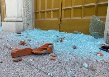 Vândalos quebram portas de vidro da Catedral Nossa Senhora das Dores, em Teresina