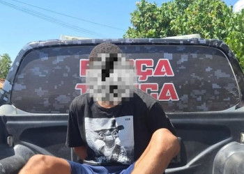 Dupla em atitude suspeita em moto é abordada pela PM e garupa é preso com drogas no interior do Piauí