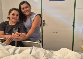 Paciente recebe alta após 100 dias e agradece equipe do HUT