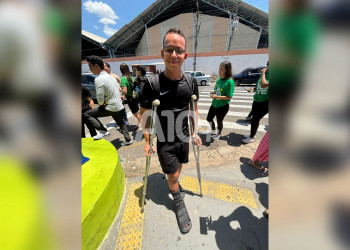 Mesmo com pé lesionado, estudante participa dos dois domingos de provas do Enem 2025 no Piauí