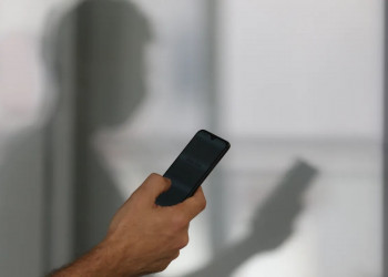 Polícia Civil do Rio de Janeiro cumpre mandados no Piauí contra rede de desbloqueio de celulares roubados; principal suspeito oferecia curso online