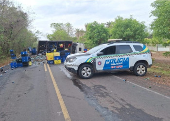Caminhão carregado de cerveja tomba e bloqueia totalmente a PI-112 entre Teresina e União