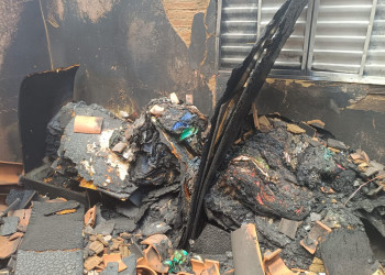 Mulher é brutalmente assassinada a facadas e tem casa incendiada no interior do Piauí; ex-companheiro é principal suspeito do crime