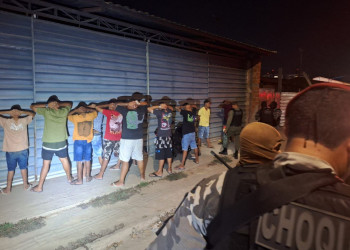 Operação apreende armas, drogas e conduz mais de 10 pessoas na zona Norte de Teresina