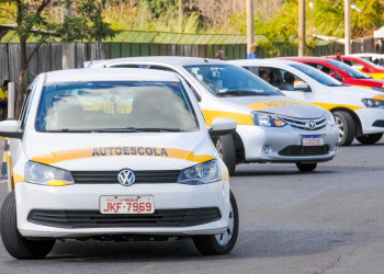 Contran acaba com exigência de autoescola para tirar CNH; custo pode cair até 80%