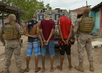 Dupla é presa e menor apreendido com drogas, dinheiro e simulacro de arma de fogo em Teresina