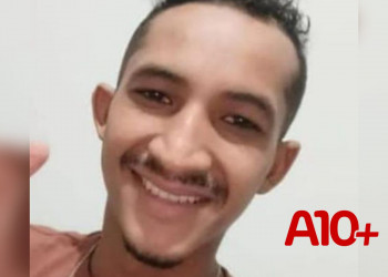 Homem perde controle de moto, invade calçada, bate em placa de sinalização e morre no Piauí; VÍDEO!