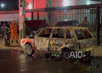 Carro pega fogo na zona Sul de Teresina; casal e criança que estavam no veículo conseguiram sair a tempo