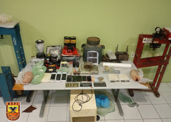 Polícia desarticula laboratório de drogas no Piauí; parte dos entorpecentes estava escondido em caixas e até em potes de suplementos