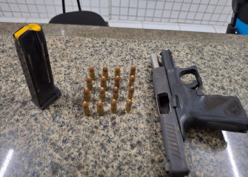 PM apreende arma de uso restrito no litoral do Piauí; suspeito, envolvido com facção, conseguiu fugir