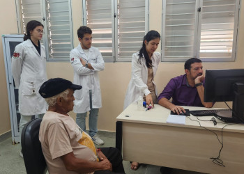 Moradores de Acauã-PI com doença rara buscam atendimento especializado no Hospital Universitário da UFPI