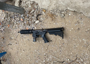 Força Tática apreende fuzil de assalto adaptado durante patrulhamento no litoral do Piauí; suspeito conseguiu fugir