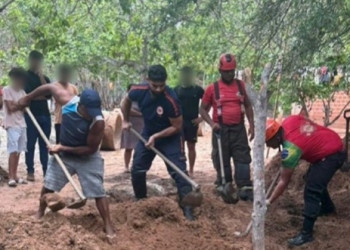 Homem morre soterrado e, durante resgate do corpo, retroescavadeira 